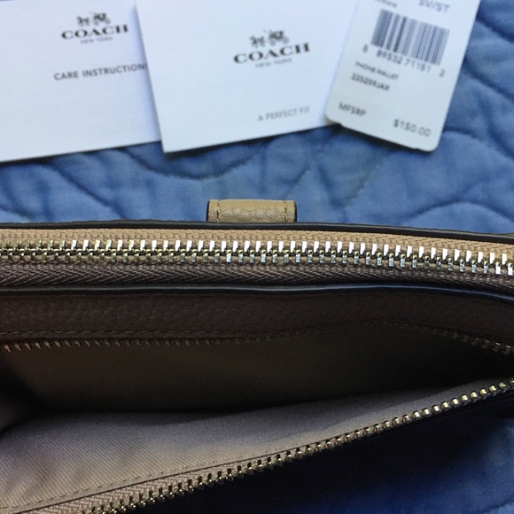 ❌SOLD❌ Coach Phone Wallet, NWT - Picture 4 of 11